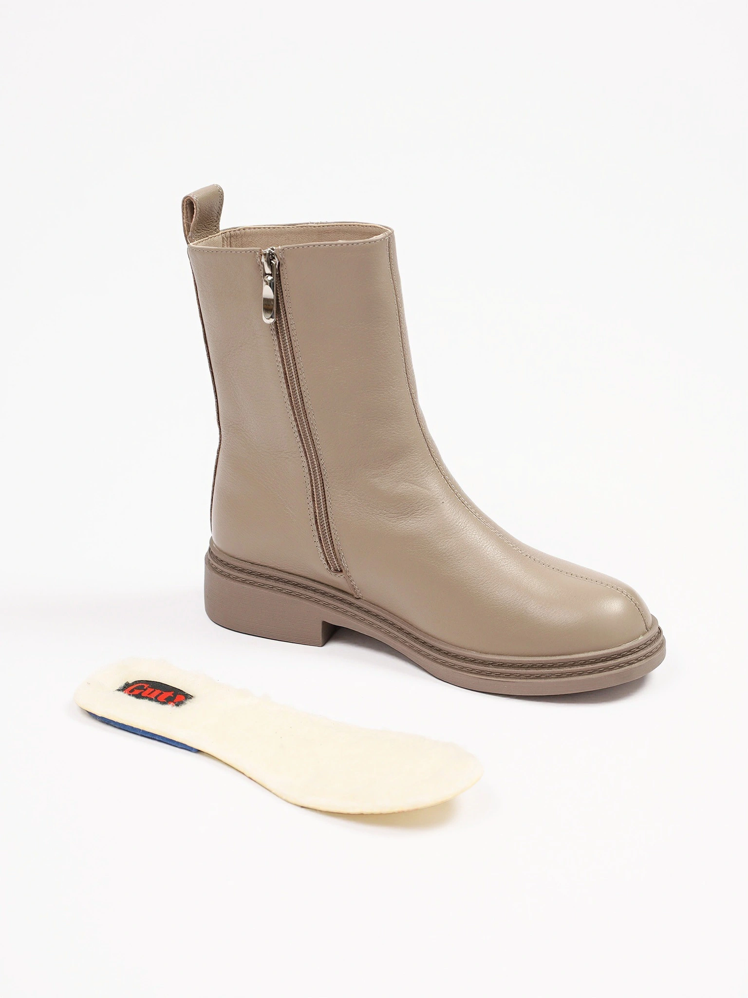 Ботинки серого цвета на среднем широком каблуке